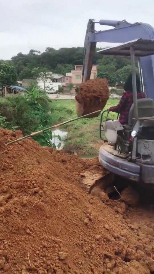 挖掘机新闻爆料视频播放,现场实况直击，揭秘行业背后故事